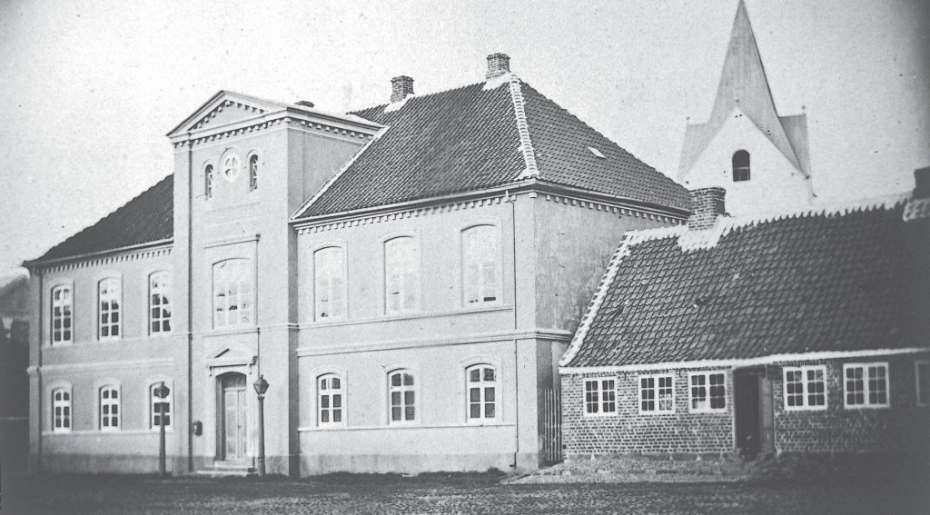 Det nuværende rådhus fotograferet før 1870.