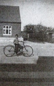 Her er jeg med en større cykel