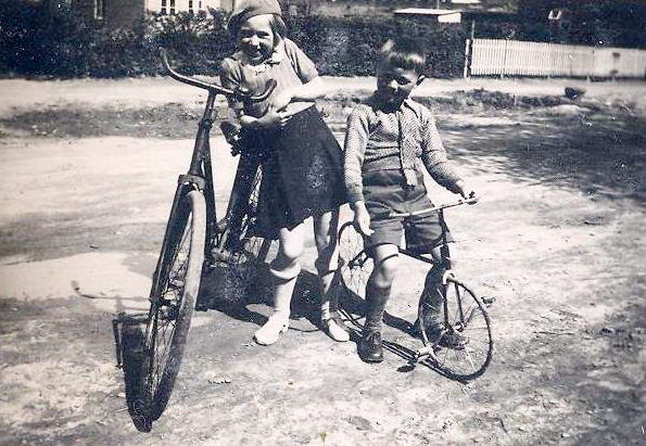 Min søster og mig med vores cykler